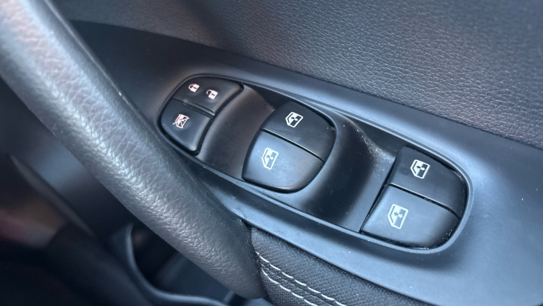 Nissan Qashqai 1.5 dCi N-Connecta 5dr Diesel Hatchback